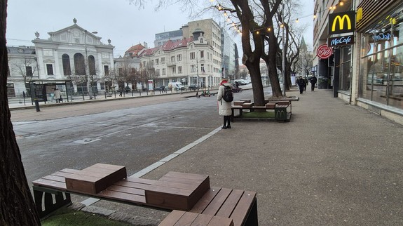 VIDEO: Spoznáte mužov na záberoch? Polícia vyšetruje násilný incident z Námestia SNP