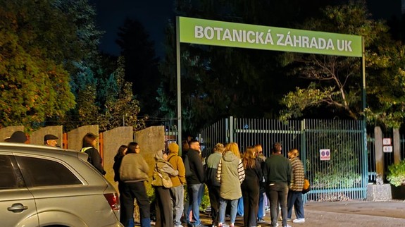 Ošiaľ v Botanickej záhrade: Kvitnúci zmijovec prilákal davy ľudí, rad sa tiahol až k električkovej trati