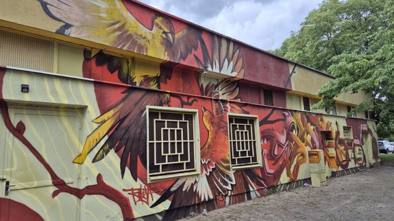 Čo na ňu poviete? Zanedbanú stanicu tepla v Dúbravke skrášlili street art umelci