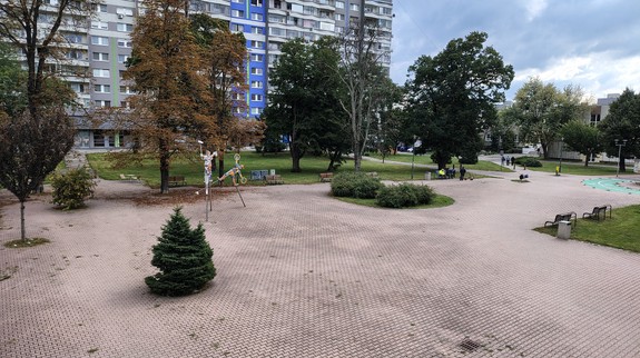 Revitalizácia dvoch petržalských námestí: rozdielny prístup mesta a mestskej časti, výsledok je zatiaľ rovnaký
