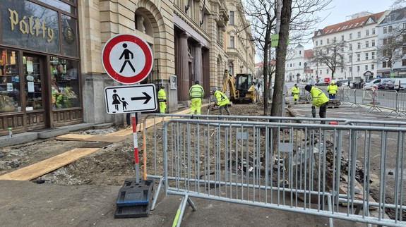 Projekt Živé námestie vstupuje do ďalšej fázy, asfalt na chodníku nahrádza dlažba