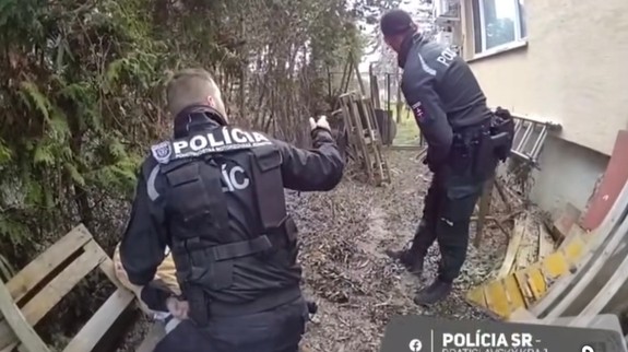 VIDEO z akcie: Policajti spacifikovali muža, ktorý sa v predajni potravín vyhrážal nožom