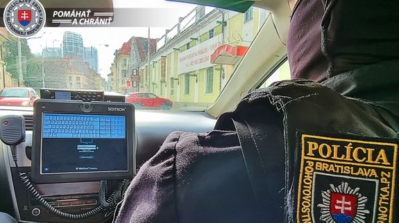 Na Špitálskej ukradli starožitný porcelán a sady náradia, policajti zverejnili video