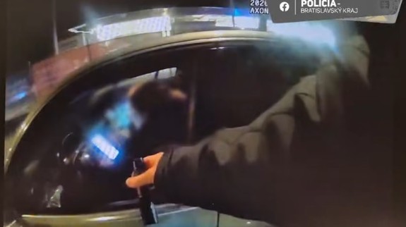 VIDEO: Po náraze sedela a pozerala do mobilu: Opitá vodička zostala s Mercedesom "visieť" na chodníku