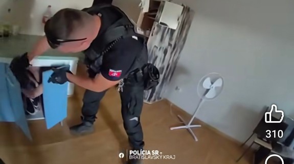 VIDEO: V ubytovni vyčíňal agresívny muž, pred policajtmi sa ukryl v kuchynskej linke