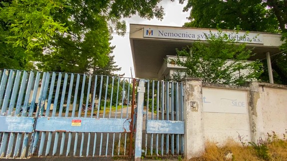 FOTO a VIDEO: Posledné zábery nemocnice na Patrónke pred zbúraním. Čo všetko zostalo vnútri?