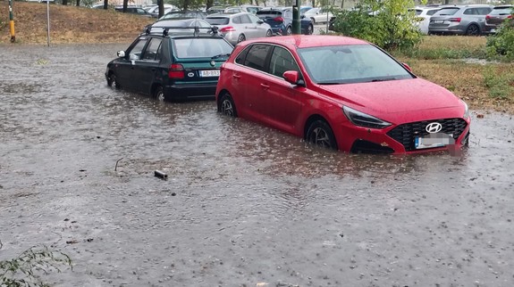 V Petržalke sa rozpútalo peklo, búrka spôsobila v Bratislave viaceré škody