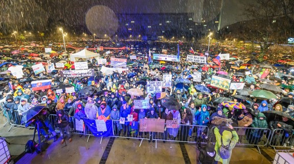 Opozícia na Námestí slobody vyzvala na koniec Fica, chce ho poraziť vo voľbách