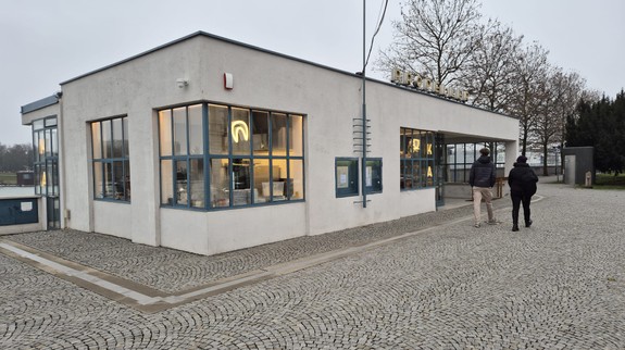 V budove Propelleru už otvorili kaviareň s kuchyňou, za párky dáte 9,90