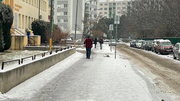 Šialené ráno: Bratislavu pokryl ľad, hrozia úrazy i nehody, premávka MHD je nepravidelná