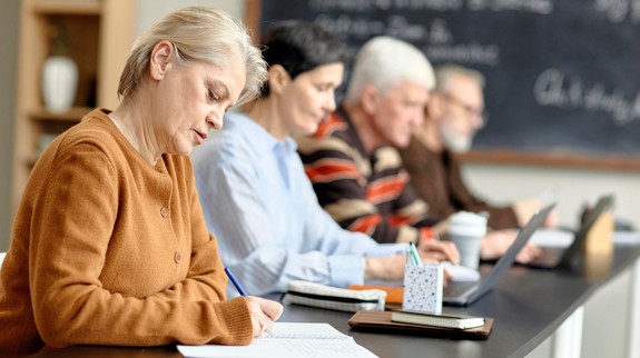 Vedeli ste? Seniori môžu študovať aj kriminalistiku, ponuka univerzít tretieho veku je široká