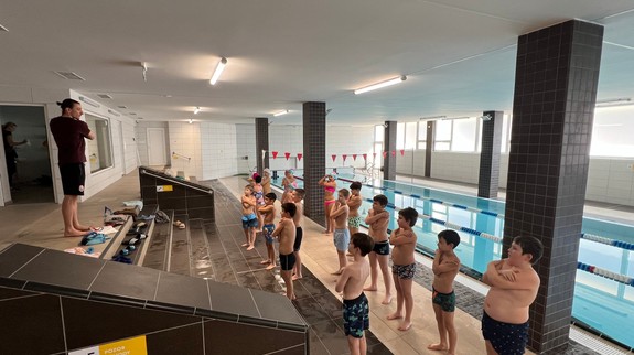 Deti prejdú veľkou premenou: Ako prebieha plavecký kurz v zrekonštruovanom bazéne na Budatínskej?