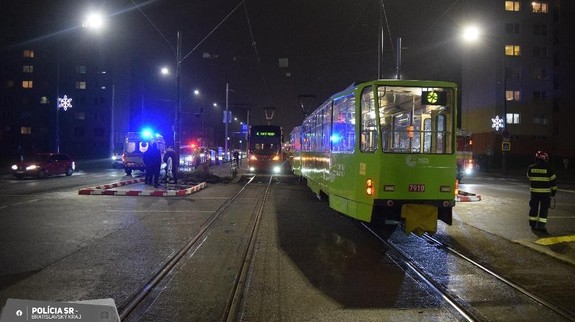 Tragická bilancia: Traja zrazení chodci v posledných hodinách, jedného zrazili dve električky