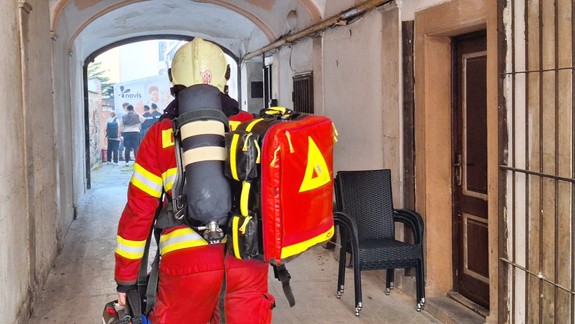 FOTO a VIDEO: V Starom Meste vypukol požiar, na miesto vyrazili hasiči