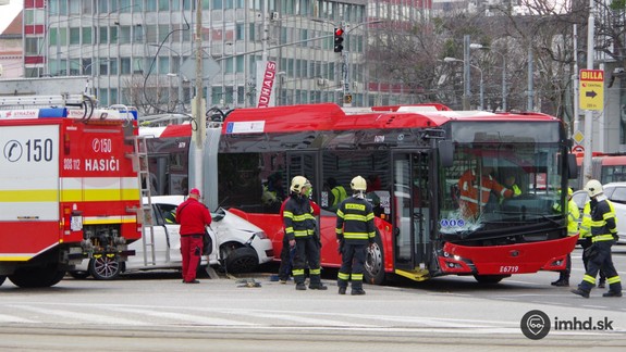 Na Trnavskom mýte sa zrazil nový trolejbus s osobným autom