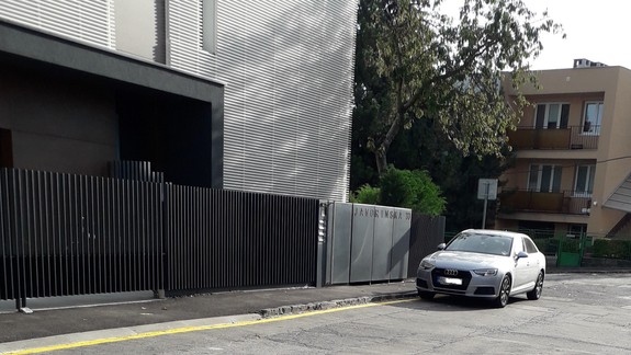 Aj takto sa v Starom Meste "kradnú" parkovacie miesta!