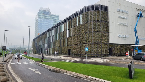 Poznáte muža na fotke? Polícii by mohol pomôcť s vyšetrovaním krádeže mobilov v Auparku