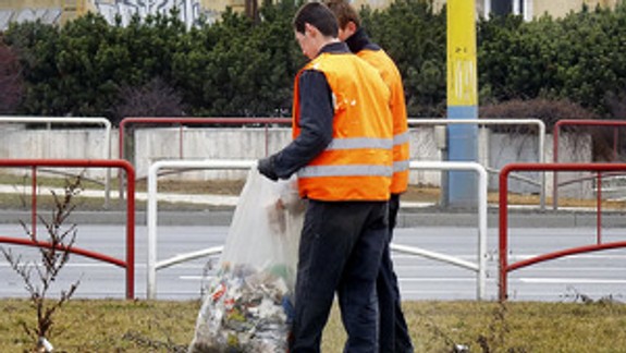 Mesto budú tento rok upratovať aj väzni