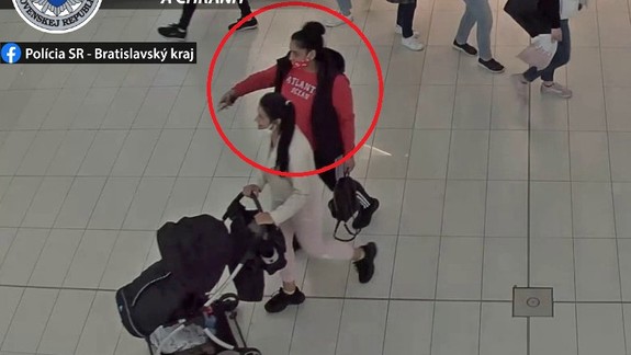 Poznáte ich? Rodinku zlákalo oblečenie zadarmo, polícia žiada o pomoc