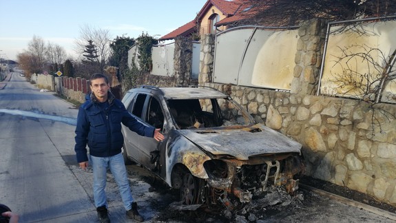 VIDEO a FOTO: Ako v 90-tych rokoch! Starostovi podpálili auto, poslancovi hodili do domu delobuch