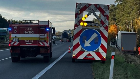 Nehoda na D2 v smere do Bratislavy: Kamión vyletel mimo cesty