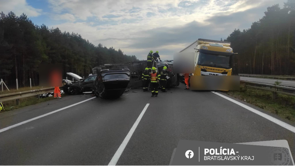 Diaľnica D2 je uzavretá! Na ceste sa prevrátilo plne naložené nákladné vozidlo