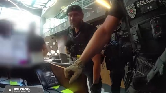 VIDEO Poplach v Starom Meste: Zamestnanci hotela zalarmovali políciu, po budove sa pohyboval muž so zbraňou