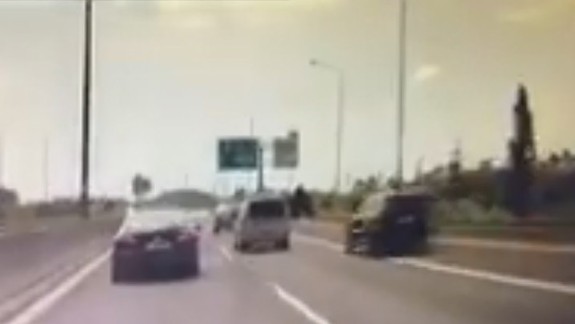 VIDEO Neuveriteľná rýchlosť: Cestný pirát preletel  okolo áut ako raketa