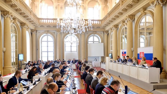 VIDEO: Na zastupiteľstve prekvapili Matúša Valla: Odznel text skupiny PARA