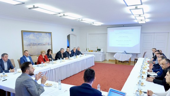 Primátor Matúš Vallo sa stretol so starostami okolitých obcí, ktorých sa dotknú uzávierky k D4R7 a Mlynských nív