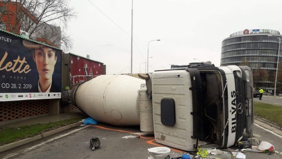 Neobvyklá nehoda: V Petržalke sa prevrátil domiešavač