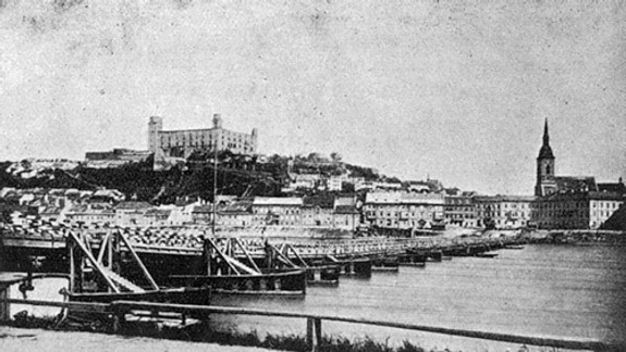 Veľká noc v minulosti. Viete, kedy nahradila v Bratislave vodu voňavka?