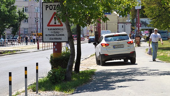 Nové stĺpiky na Račianskej ulici vjazdu áut na chodník nezabránili