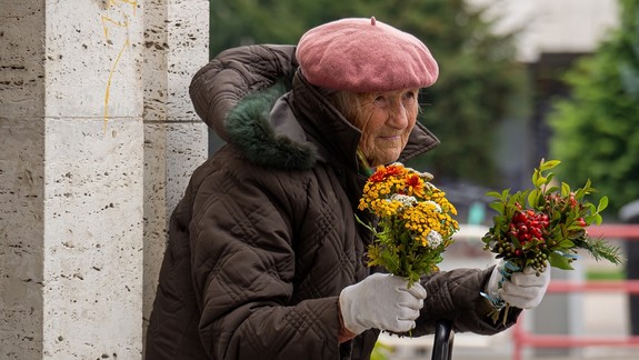 FOTO a VIDEO: Už ste sa stretli v centre Bratislavy s touto roztomilou starenkou, ktorá na ulici predáva kytičky?