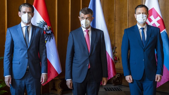 Hranice sa už určite zatvárať nebudú, zhodli sa premiéri Heger, Babiš a Kurz