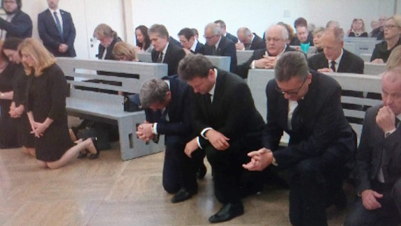 V kaplnke hradu sa konala omša za Karla Gotta. Danko, Glváč, Gajdoš i Lubyová kľačali na kolenách