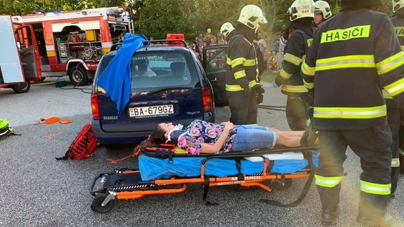 FOTO: V Dúbravke v sobotu zažiarili hasiči, starostu s manželkou vyťahovali z auta