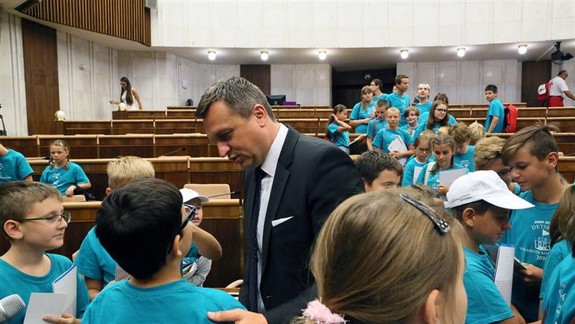 Poslancov v pléne vystriedajú študenti z Detskej Univerzity Komenského