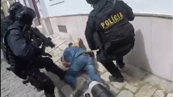 FOTO a VIDEO: Dráma na Prepoštskej - polícia zadržala agresora ozbrojeného nožom!