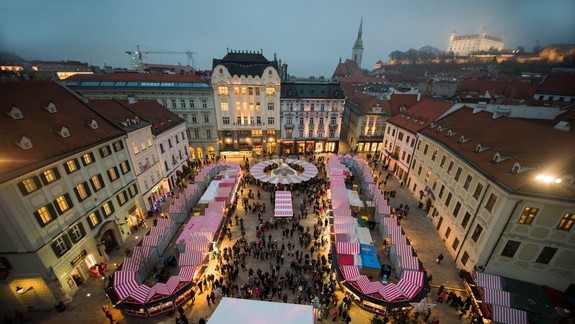 V centre mesta dnes vznikne vianočný les