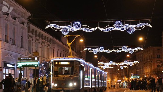 Ktorá je najkrajšia vianočná električka v Európe? Ľudia už hlasovaním rozhodli