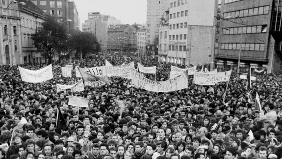 Deň boja za slobodu je po novom pracovným dňom, mnohí si ho aj tak uctia voľnom