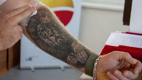 Krv možno darovať aj po tetovaní, má to však pdmienku