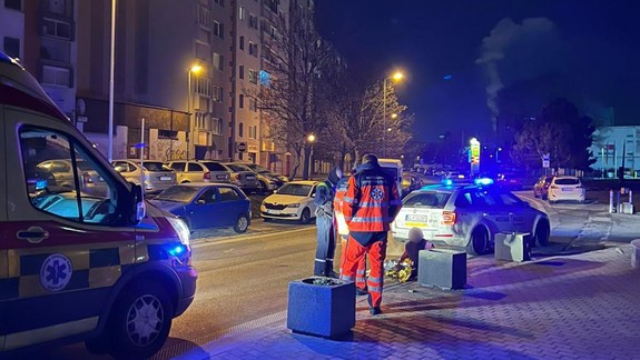 Premrznutá staršia dáma plakala na zemi, zachraňovali ju mestskí policajti