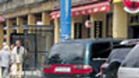 S kočíkmi musia schádzať z chodníkov na cestu