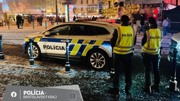 Silvestrovská noc z pohľadu policajtov: Požiare, traja opití vodiči a bežné priestupky