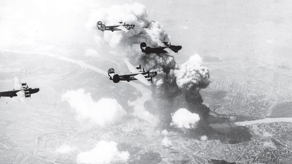 Zo zbombardovanej Apolky bezradne vyťahovali už iba zhorené telá