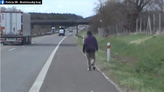 VIDEO: Mladý muž si veselo vykračoval po diaľnici D2 až dokým si ho nevšimla policajná hliadka...