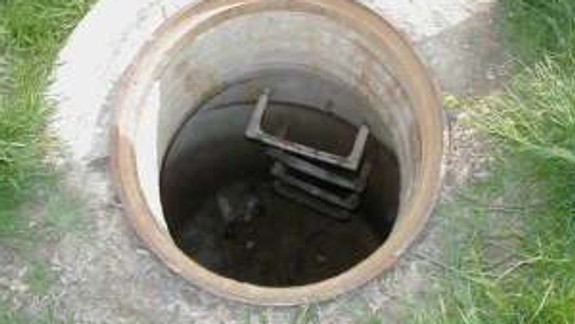 Provizórne poklopy z dreva na detskom ihrisku nahradia