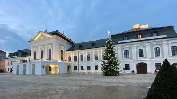 Pred Prezidentským palácom bude 12-metrový smrek, Pellegrini ho rozsvieti na Mikuláša